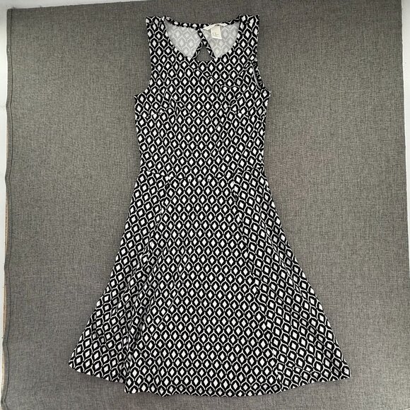 H&M Fit & Flare Dress Black & White XS Sleeveless Open Back Round Neck Geometric - Picture 1 of 12